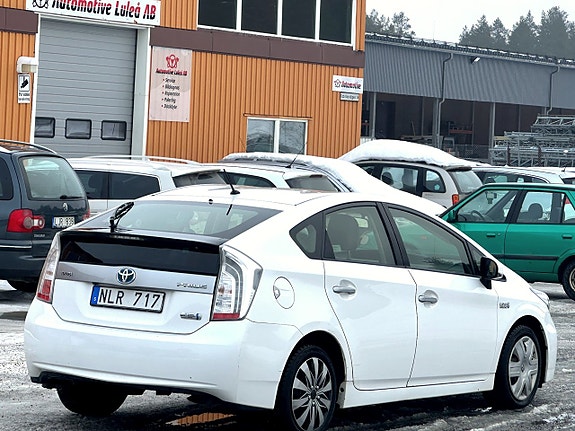 Toyota Prius Plug-in Hybrid 1.8 (136hk) — bild 8 av 9