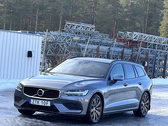 Begagnad Volvo V60 Recharge T6 AWD Geartronic Momentum till salu Luleå